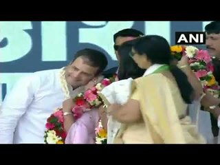 A woman kisses Congress President Rahul Gandhi | ராகுலுக்கு முத்தமிட்ட பெண்!