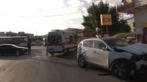 Başkent'te dolmuş otomobile çarptı: 7 yaralı