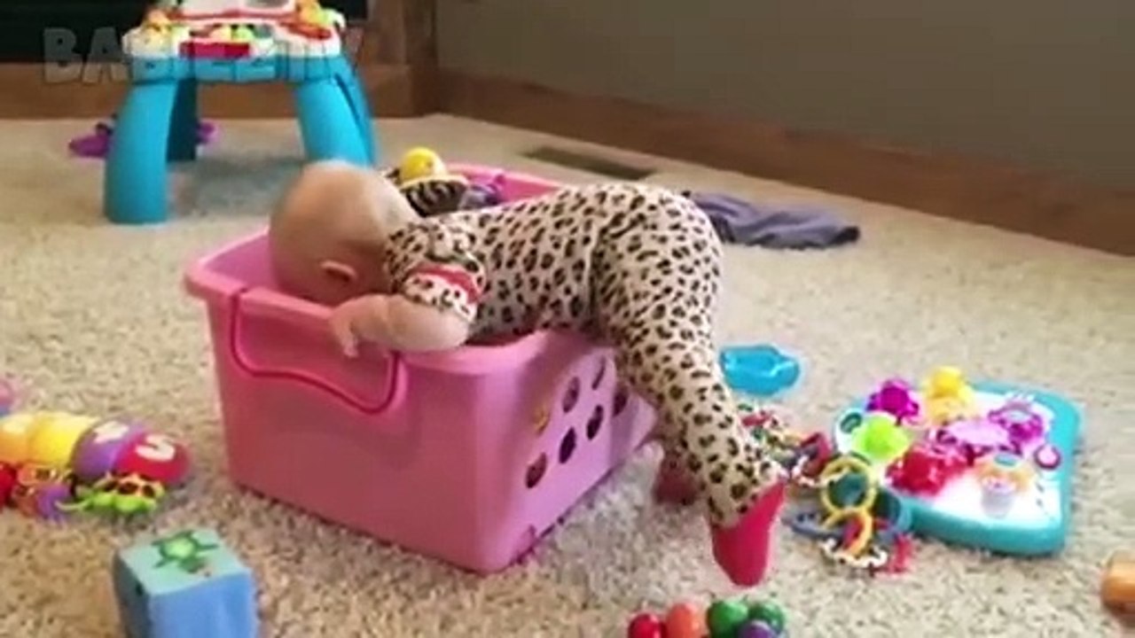 Vidéo Bébés drôles à mourir de rire (compilation vidéo drôle) !