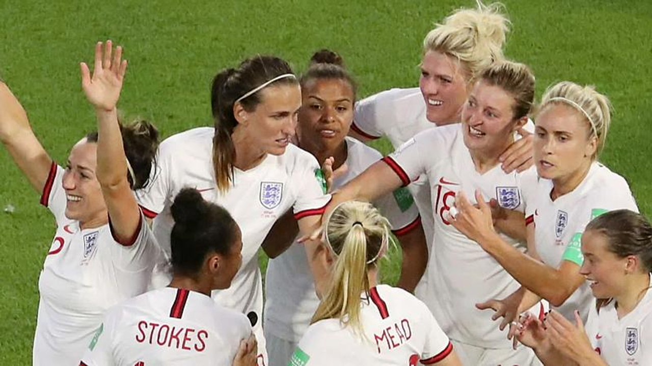 England schlägt Norwegen, Beckham undTochter jubeln