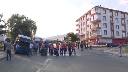 Başkentte dolmuş ile otomobil çarpıştı: 8 yaralı