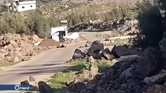 تمزيق صورة لبشار الأسد في الصنمين بدرعا