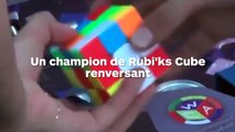 Il résout un rubik's cube tête à l'envers
