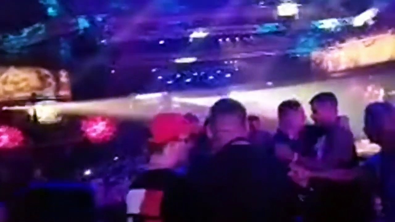 MAD VMA 2019: Γνωστοί ράπερ πιάστηκαν στα χέρια την ώρα που τραγουδούσε η Γαρμπή