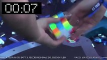 Batte il record mondiale del cubo di Rubik… ad occhi chiusi