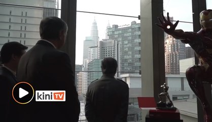 Aksi Dr M ketika hadir rasmi pameran Marvel Studios