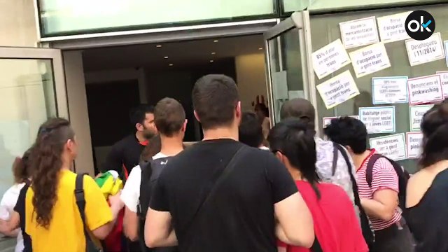 Colectivo LGTB entra en la sede de ERC para reivindicar sus derechos. Imágenes en exclusiva