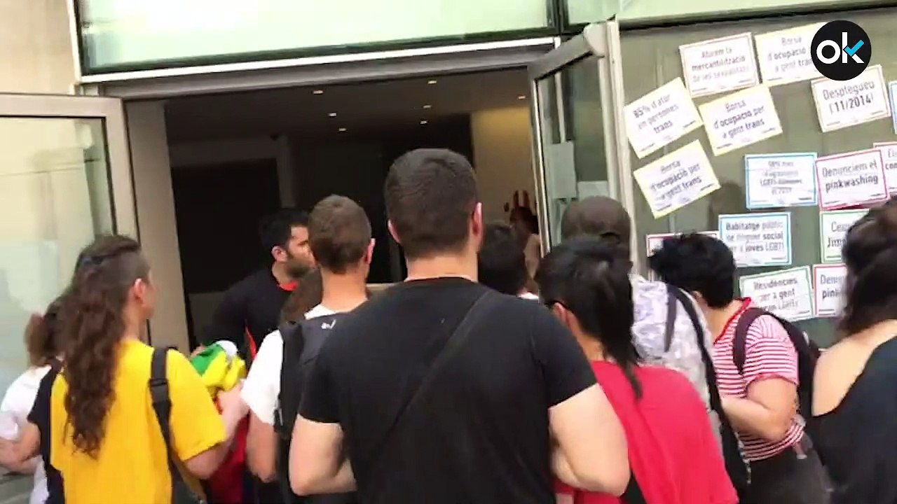 Colectivo LGTB entra en la sede de ERC para reivindicar sus derechos. Imágenes en exclusiva