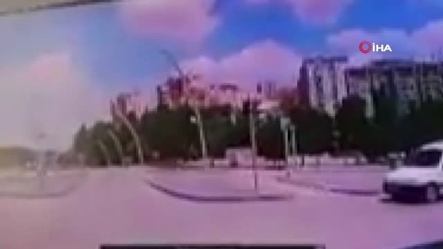 Kırmızı ışıkta geçen dolmuş motosiklete çarptı