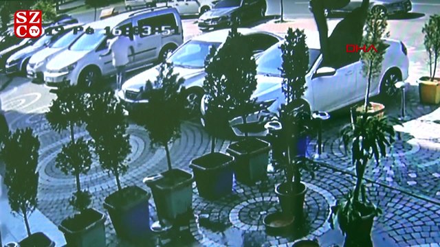 Avukat kavga ettiği kişiye uçan tekmeyle böyle saldırdı