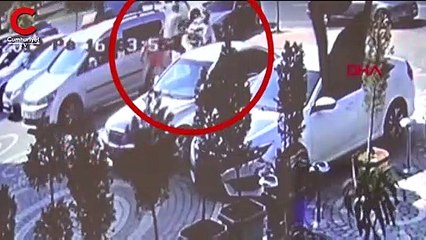 Kamera böyle kaydetti...  Avukattan uçan tekme!