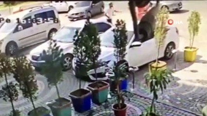 Avukattan iş adamına uçan tekme kamerada