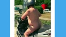 La polizia arresta un uomo nudo sullo scooter