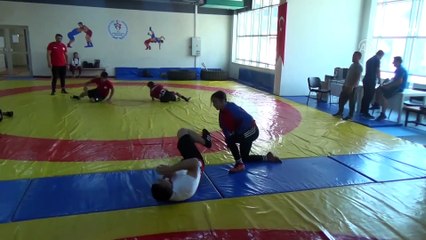 Hakkarili güreşçiler milli takımın başarısı için ter dökecek