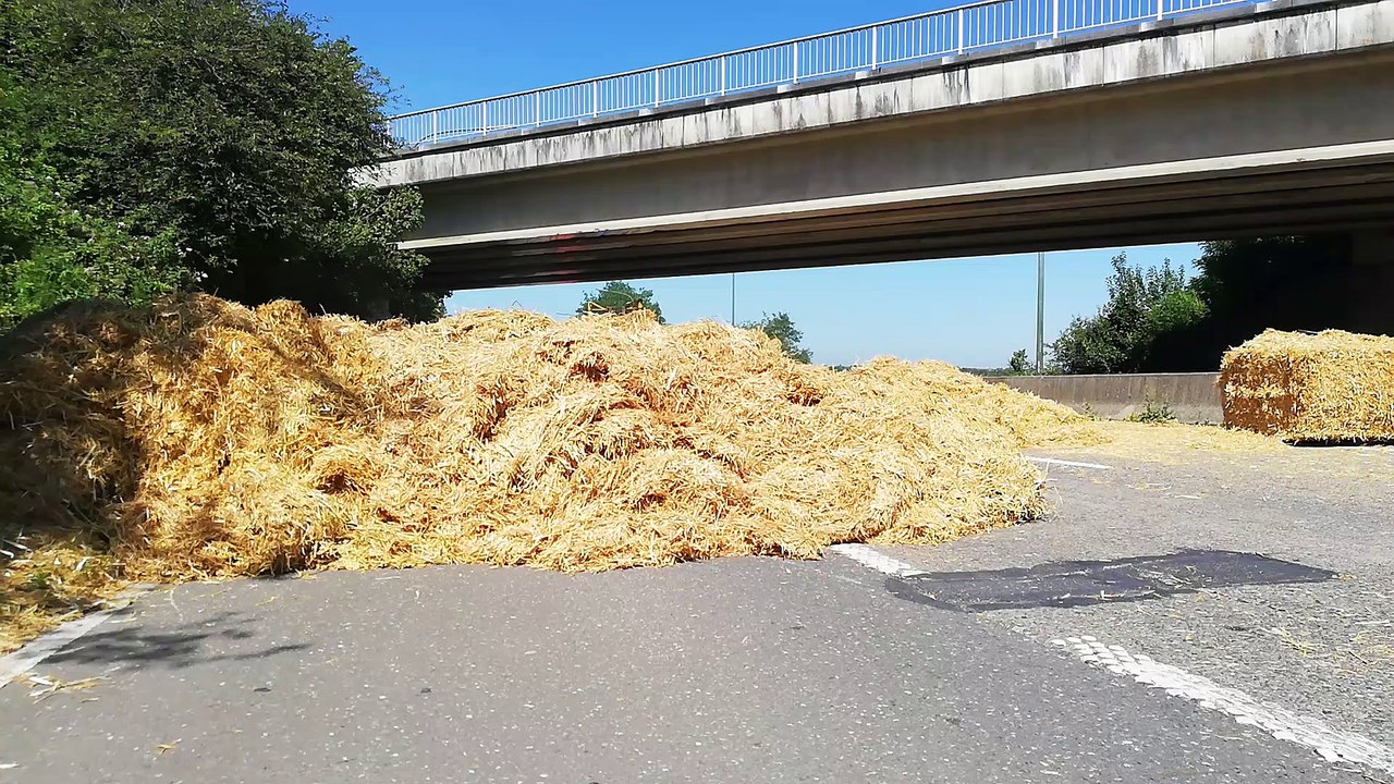Philippeville : des ballots de paille sur la route