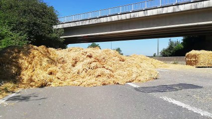 Philippeville : des ballots de paille sur la route