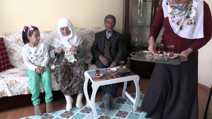 Anne babasına 30 yıldır çocukları gibi bakıyor - AĞRI