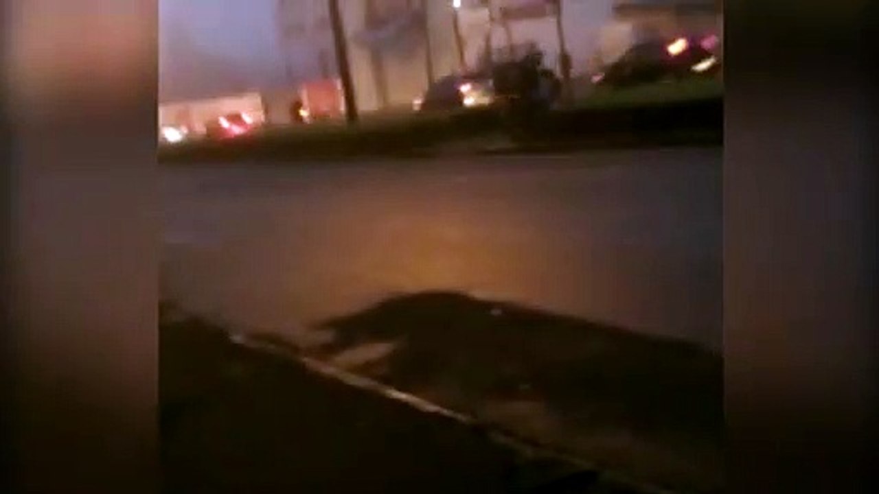 Motociclistas cruzam Av. Carlos Gomes nos acessos para pedestres e internauta reclama