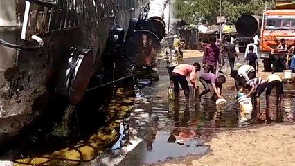 Video: रोड पर तेल से भरा टैंकर पलटा, फिर जिसके हाथ में जो बर्तन लगा उसे भरकर लूट ले गए