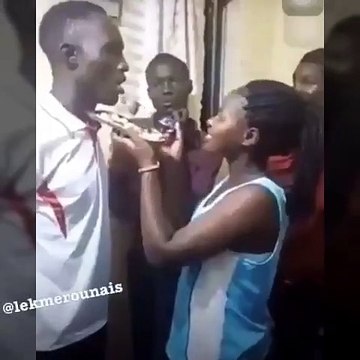 Regardez ce que va faire l'ami de cette jeune fille quand la tentation devient trop forte. Hilarant !