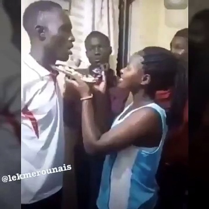 Regardez ce que va faire l'ami de cette jeune fille quand la tentation devient trop forte. Hilarant !