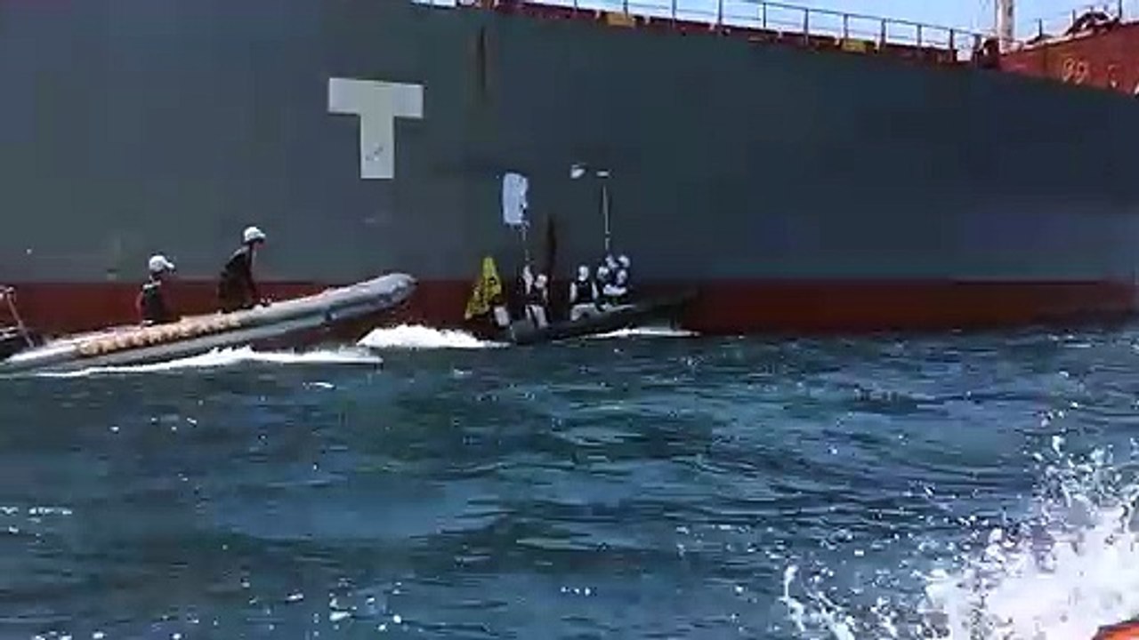 Les militants de Greenpeace inscrivent leur slogan sur le bateau "forest killer"