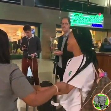 Abidjan est trop doux ! Cette femme fond en pleure dans l’aéroport parce qu'elle ne veut pas partir. Regardez !