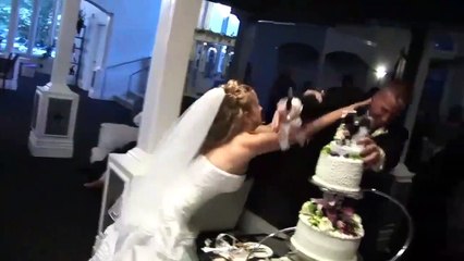 Quand le mariage dégénère au moment de la découpe du gâteau...