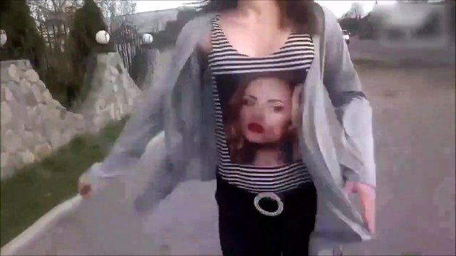 Une jeune fille danse en bord de route...Et les conducteurs ne regarde pas la route !