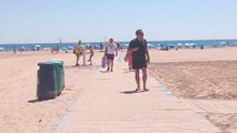 Vecinos y turistas de Valencia se refrescan en la Playa de la Malvarrosa