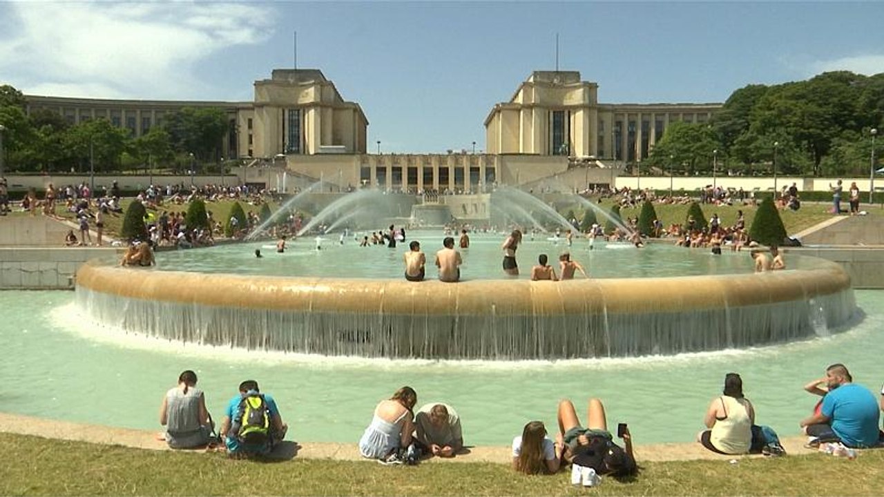 A pool with a view: tourists take dip in founta...