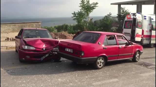 Otomobiller kafa kafaya çarpıştı: 4 çocuk yaralandı