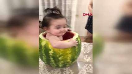 AYDIN 7 aylık bebeğini, içini oyduğu karpuzda serinletti