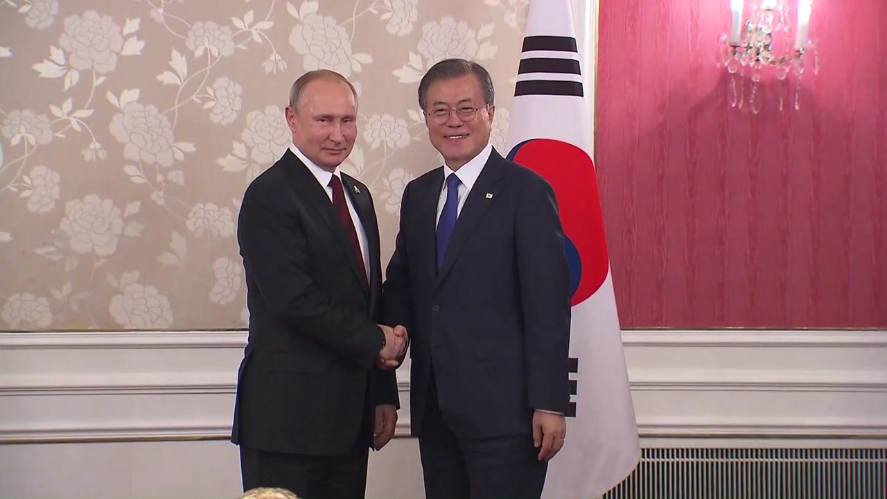 문 대통령, 푸틴 러시아 대통령과 정상회담...푸틴 대통령 일정 탓 111분 지연 /...