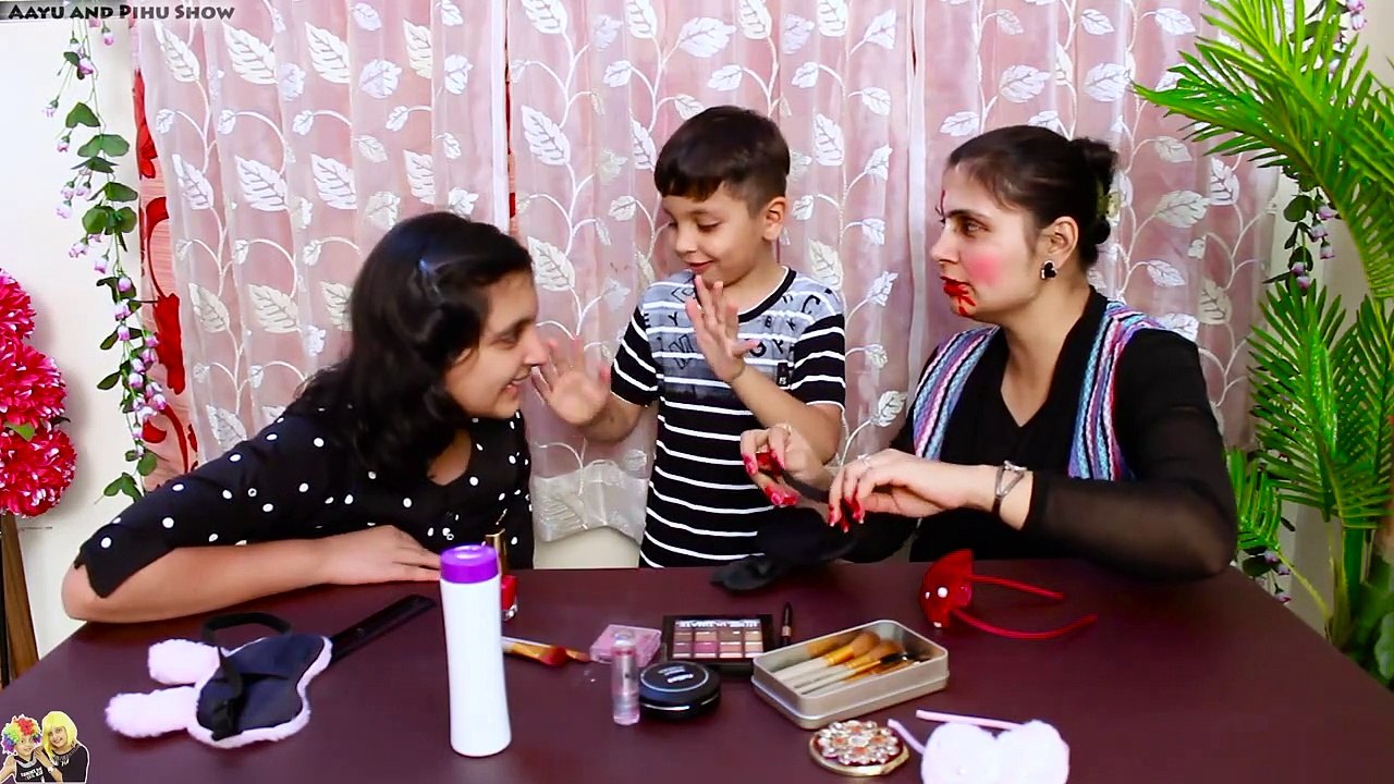 MAKEUP CHALLENGE #Funny Family Challenge - Pihu vs Mummy Blindfold - Aayu and Pihu Show