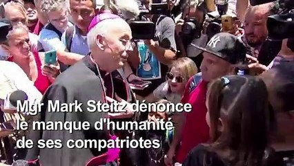 Des prêtres rencontrent des migrants à la frontière mexicaine