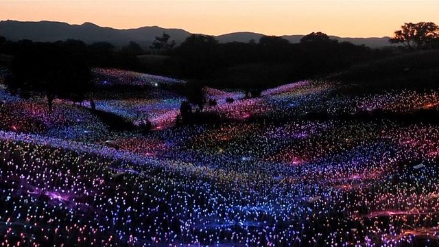 Field of Light , l'exposition qui illumine les collines californiennes