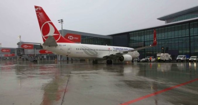 İstanbul Havalimanı'ndan kalkan uçak, kuş sürüsüne çarpınca geri döndü