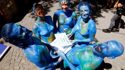 شاهد: نباتيون شبه عراة في زيورخ من أجل حماية المناخ