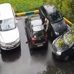 Ce papy a une méthode bien à lui pour sortir sa voiture du parking