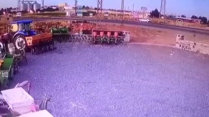 Otomobille hafif ticari aracın çarpışması ve alev almaları güvenlik kamerasına yansıdı