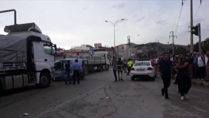 Kırmızı ışıkta geçen tır 5 otomobile çarptı: 3 yaralı - AFYONKARAHİSAR