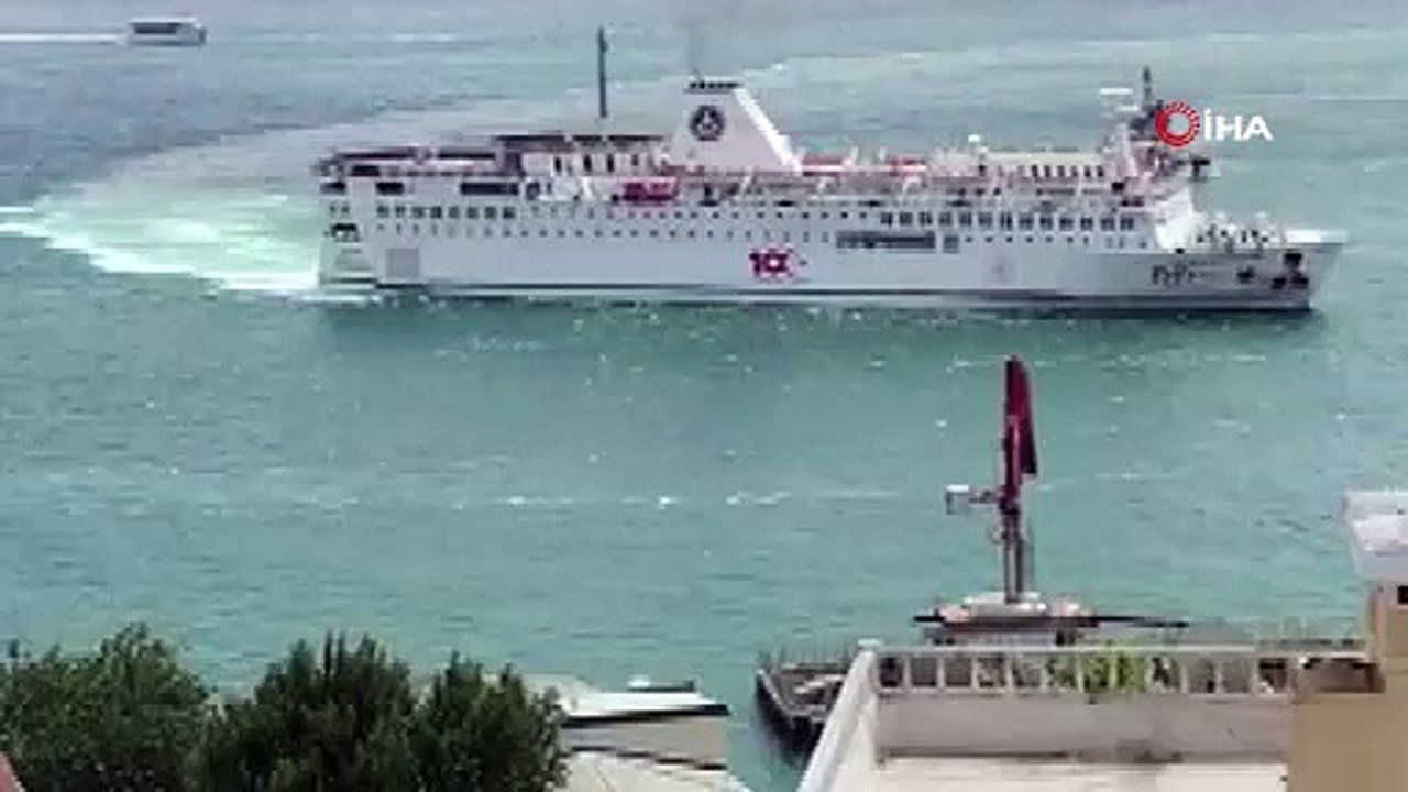 Piri Reis Üniversitesi'ne ait gemi ile Şehir Hatları vapuru küçük çaplı temas yaşadı