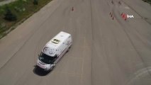 Ambulans sürücülerinin zorlu parkurlarda zamanla yarışı havadan görüntülendi