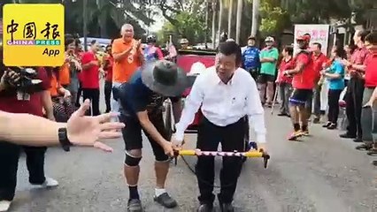 “疯狂铁人”牧师80万步筹款   谢志文槟城人力拉车到吉隆坡