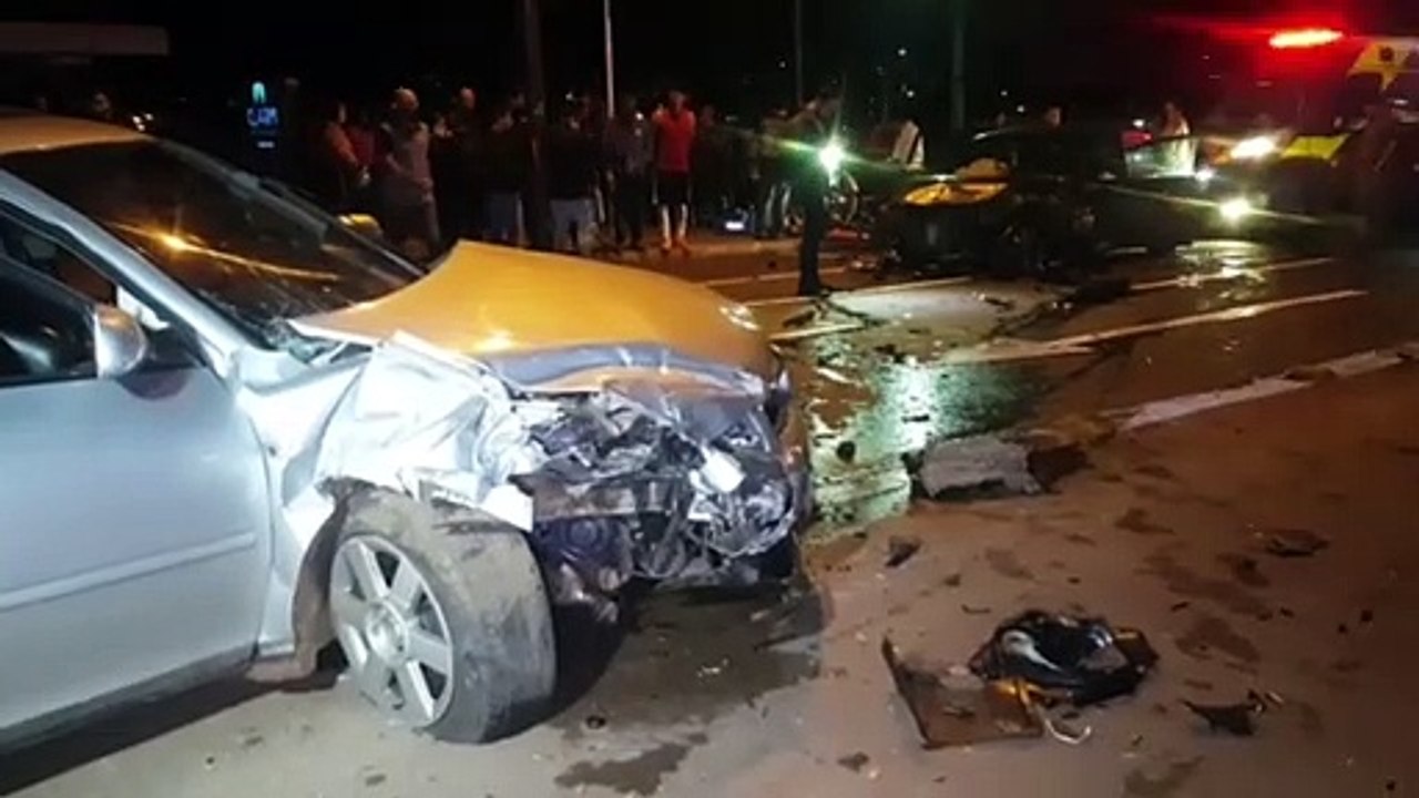 Forte colisão envolve três carros na Av. Brasil; estrutura de antigo terminal foi atingida