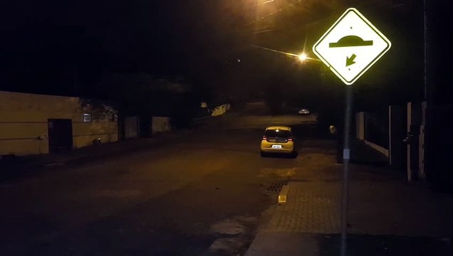 Pedras soltas e formações de buracos após remoção de 'lombada' geram reclamação