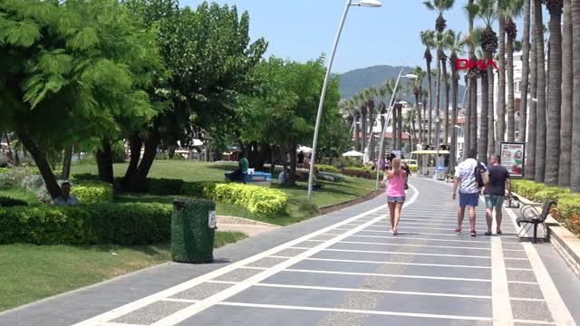 MUĞLA Marmaris'te sıcaktan bunalanlar denize ve havuzlara koştu