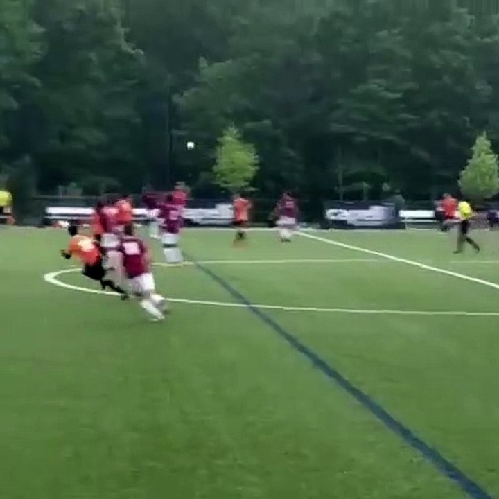 Un gardien se troue avant de se rattraper de manière incroyable