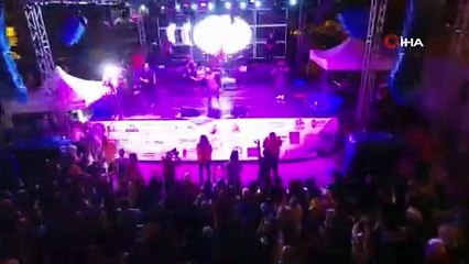 Ünlü şarkıcı haberi duyurdu! 20 bin kişi aynı anda bağırmaya başladı